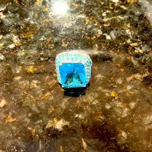 Silver and turquoise blue costume jewelry ring in size 7.